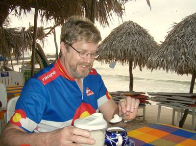 Early morning breakfast with caf&eacute; and az&uacute;car.